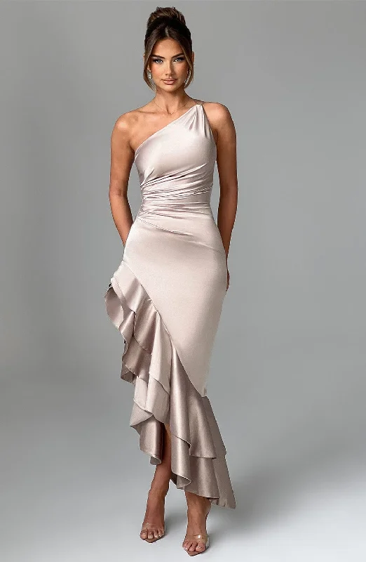 Formal gowns with luxurious fabrics and sophisticated designs for formal events and high-end galas -Esmeraya Maxi Dress - Champagne Formal gowns with luxurious fabrics and sophisticated designs for formal events and high-end galas -Esmeraya Maxi Dress - Champagne