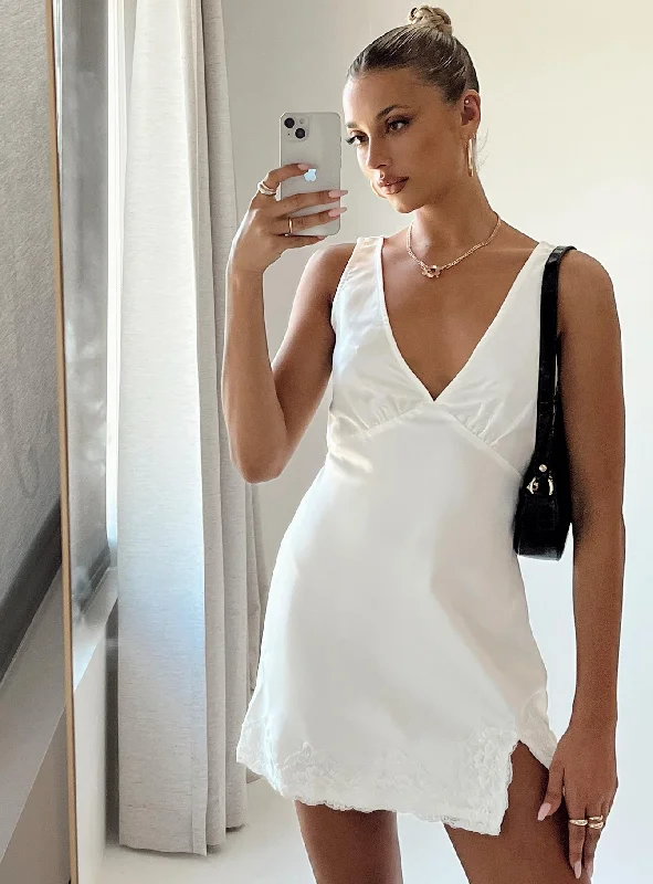Flowy dresses for a relaxed yet sophisticated evening out - -Flowy dresses with convertible necklines and sleeves for versatility and styling flexibility -Athenia Mini Dress White Flowy dresses for a relaxed yet sophisticated evening out - -Flowy dresses with convertible necklines and sleeves for versatility and styling flexibility -Athenia Mini Dress White