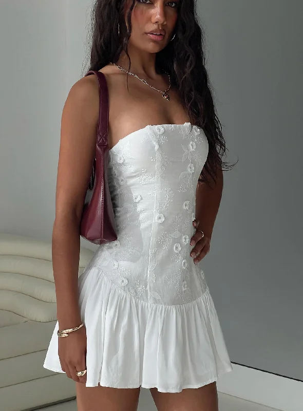 How to layer graduation dresses under academic gowns comfortably- -Envie Strapless Mini Dress White How to layer graduation dresses under academic gowns comfortably- -Envie Strapless Mini Dress White