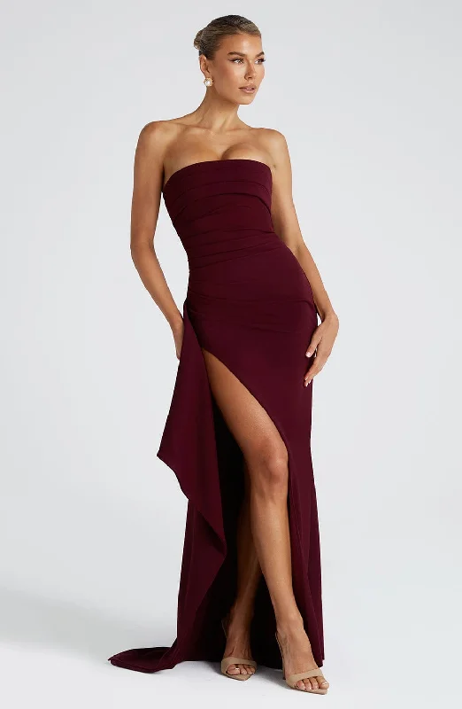 Flowy dresses for a casual yet fashionable vacation look - -Flowy dresses for summer with sun protection -Zafira Maxi Dress - Cherry Lacquer Flowy dresses for a casual yet fashionable vacation look - -Flowy dresses for summer with sun protection -Zafira Maxi Dress - Cherry Lacquer