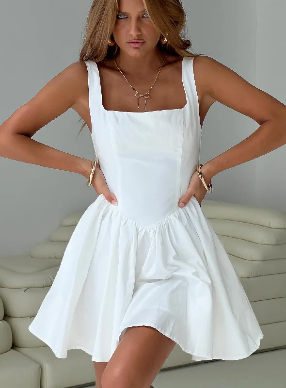 Glow-in-the-dark graduation dresses for evening photo sessions- -Straplie Mini Dress White Glow-in-the-dark graduation dresses for evening photo sessions- -Straplie Mini Dress White